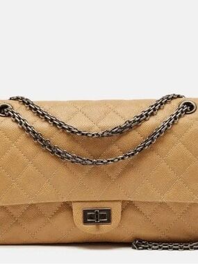$10.500 .Vintage Chanel Beige Caviar leather in reissue 2.55 classic/227Flap Bag